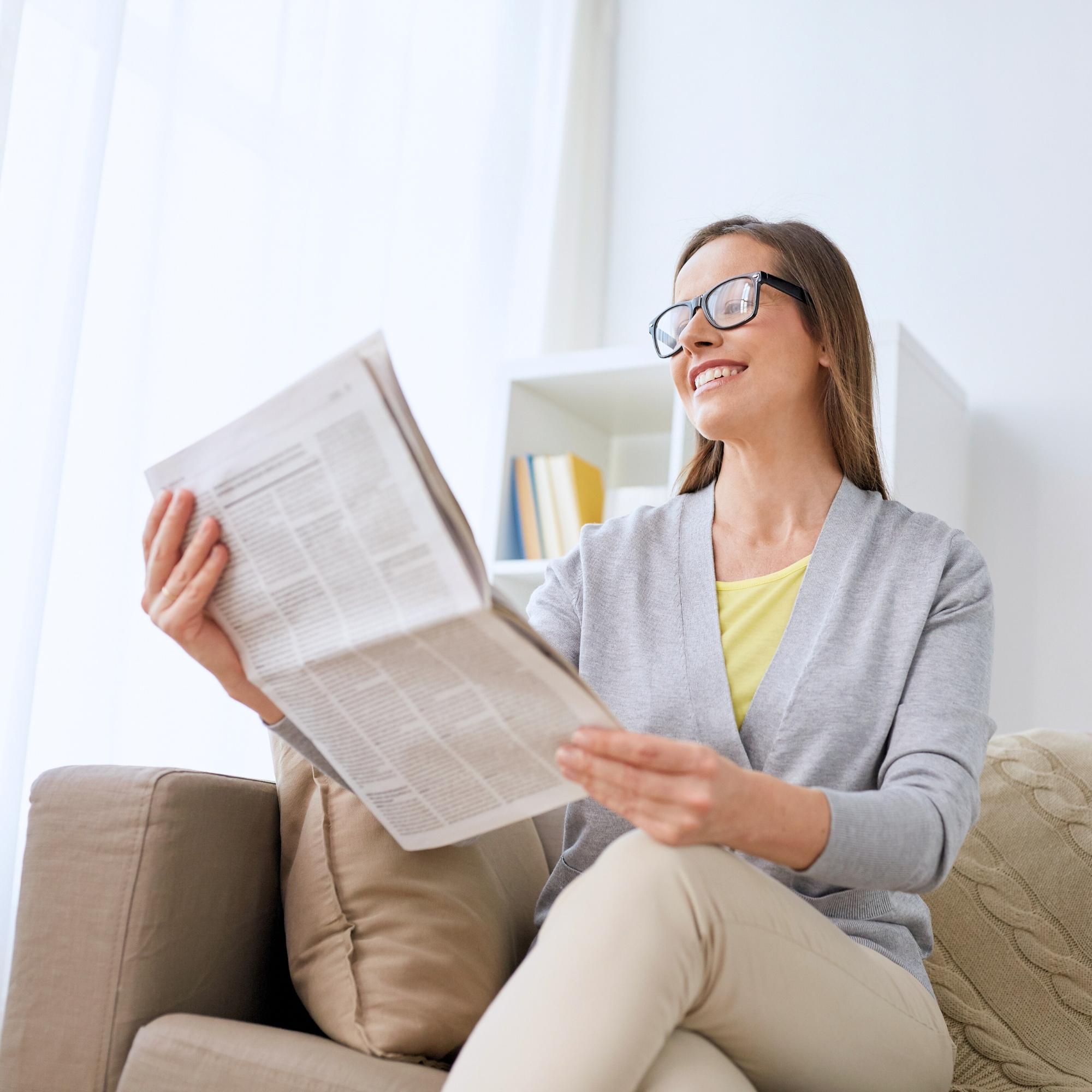 Frau mit Zeitung
